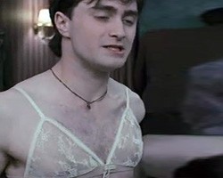 Испoлнитель роли Гарри Поттера носит бюстгалтер